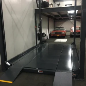 Leeuwis Equipment Hoge Parkeerlift (4,2 Meter Hefhoogte) - Gedaalde Positie Klaar Voor Gebruik