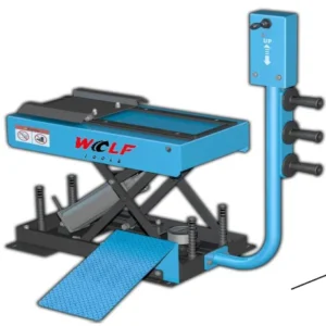 Leeuwis Equipment Wolf WBL-1 Lift Voor Balanceerapparatuur - Monteur Rolt Een Grote Autoband Op Het Zwarte Liftplateau