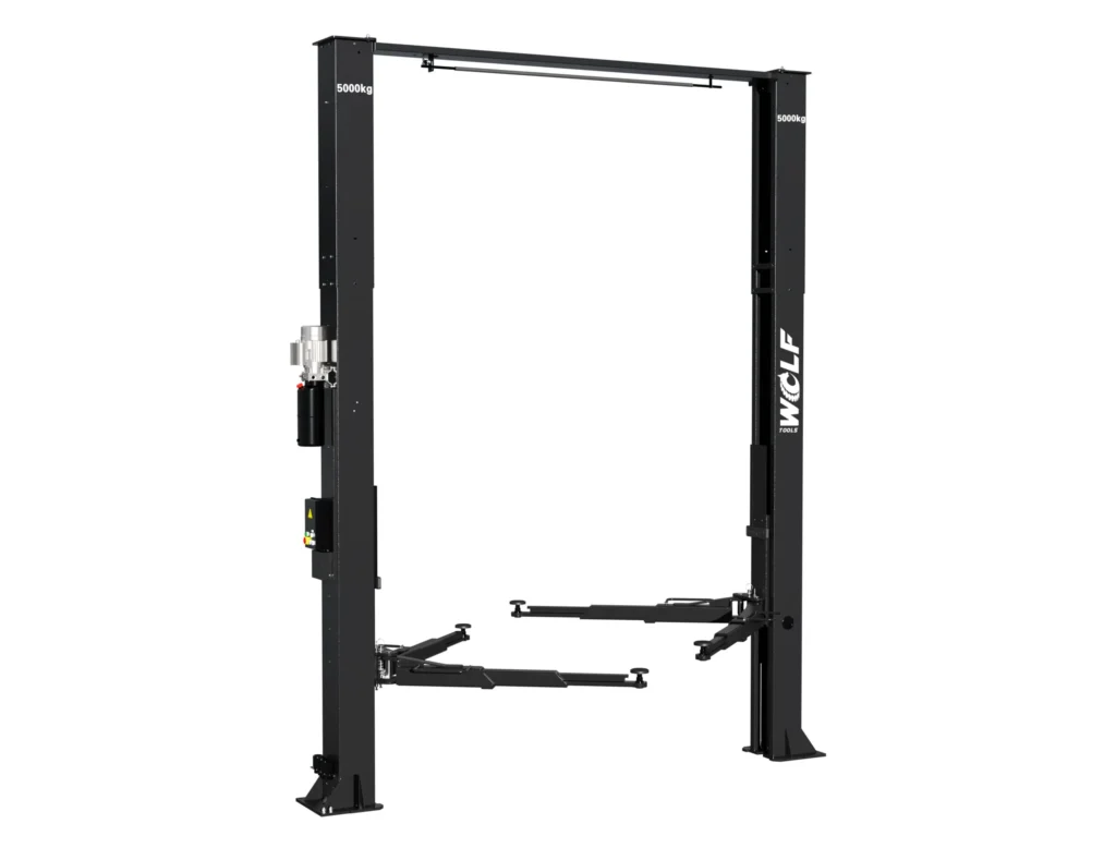 Leeuwis Equipment Wolf WL250XL (5-Ton Extra Breed) 2-Koloms Hefbrug - 3D Render Met Detail Van Asymmetrische Hefarmen En Opnamepads